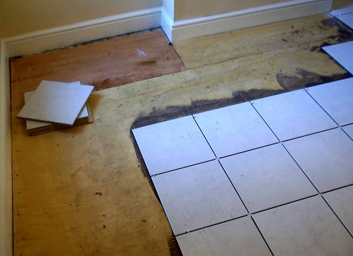 Как правильно уложить плитку на деревянный пол?