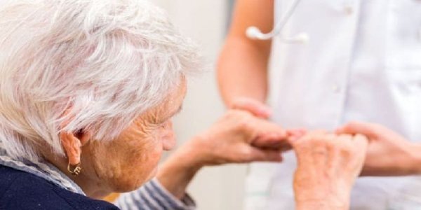 Догляд за літніми людьми з деменцією