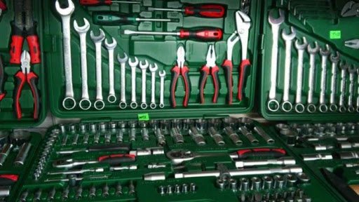 Набір інструментів і ключів для машини